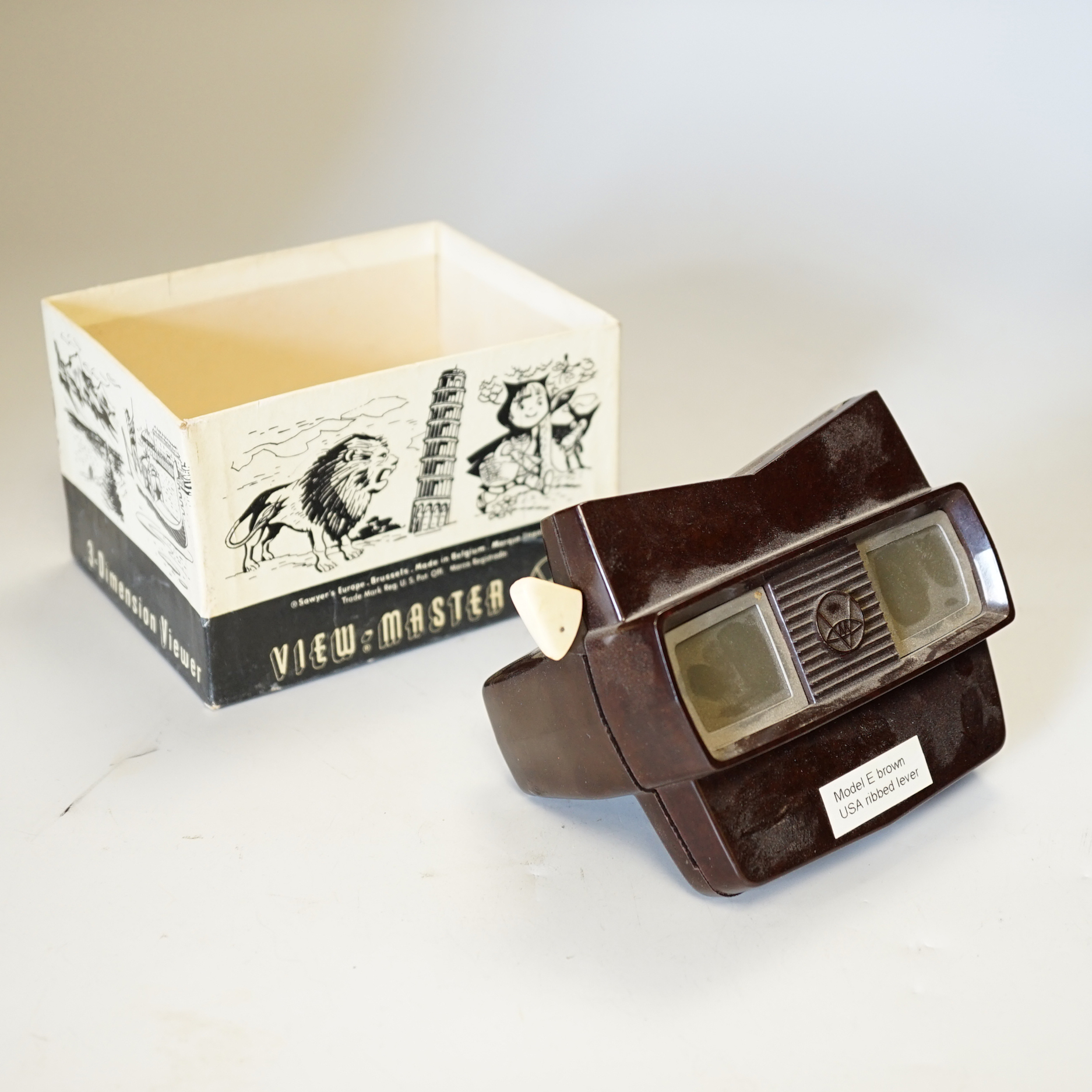 Twelve View-Masters viewers, a View-Master Projector and a Stereo Set, including several Model E examples, seven viewers boxed